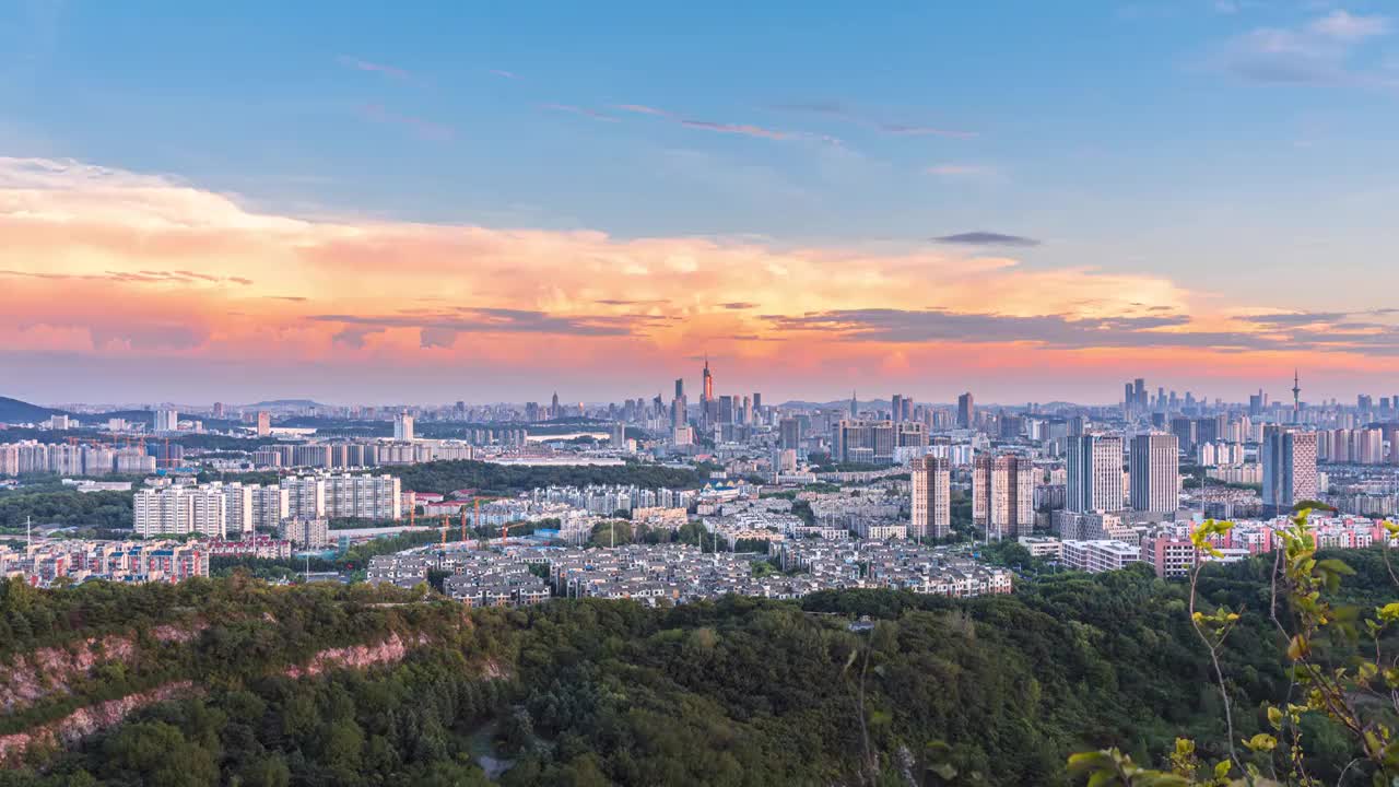 夏天傍晚南京市中心新街口紫峰大厦上空的浓积云和闪电视频下载