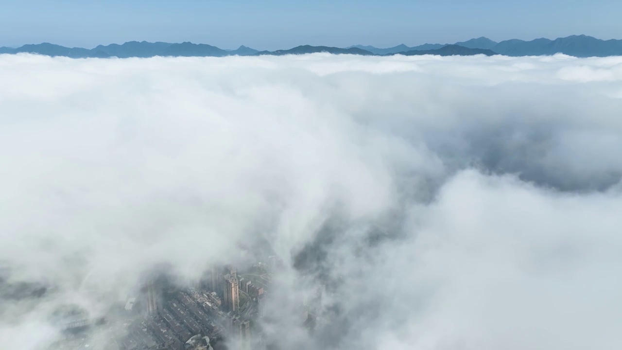 云海下的城市航拍穿云天际线晨雾视频素材视频素材