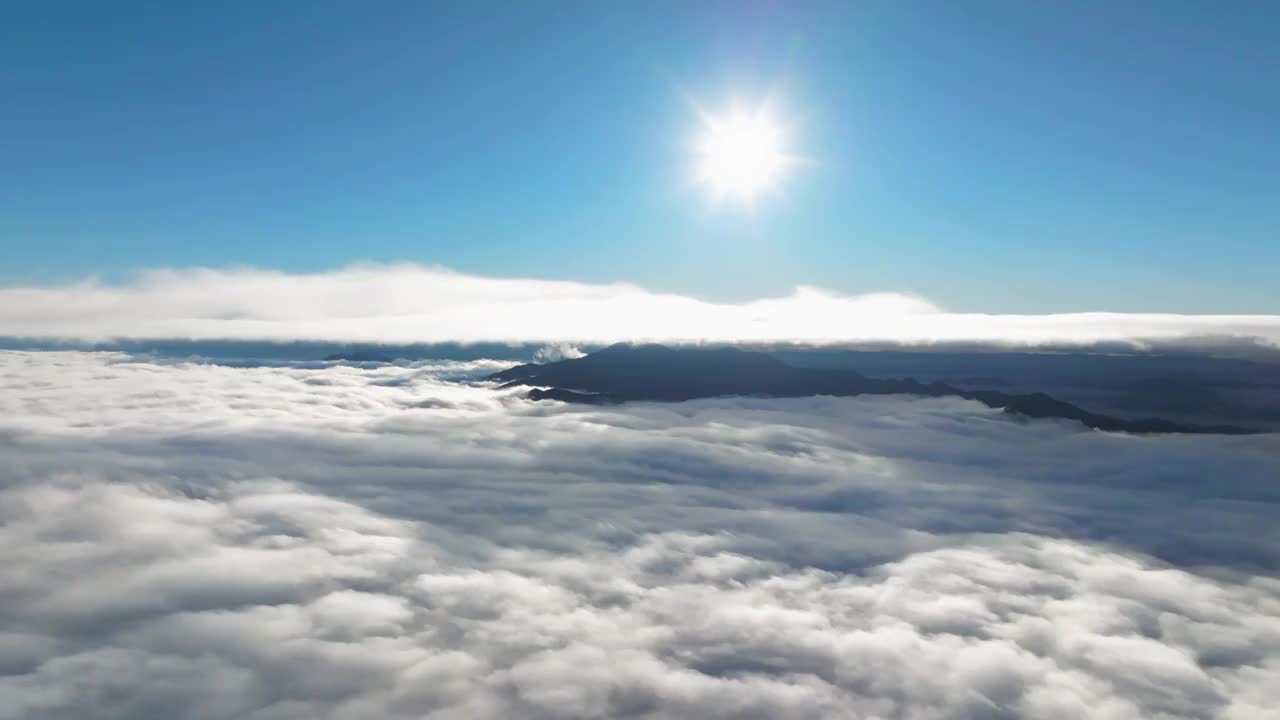 双层云海高山入云日出太阳星芒航拍延时穿云视频素材