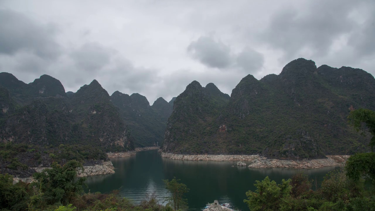 万峰湖，山，天空，云，水面，船视频素材