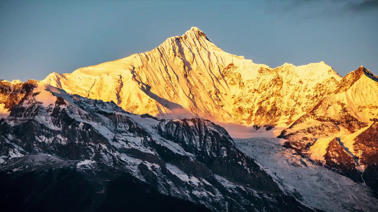 梅里雪山卡瓦格博峰日照金山视频素材