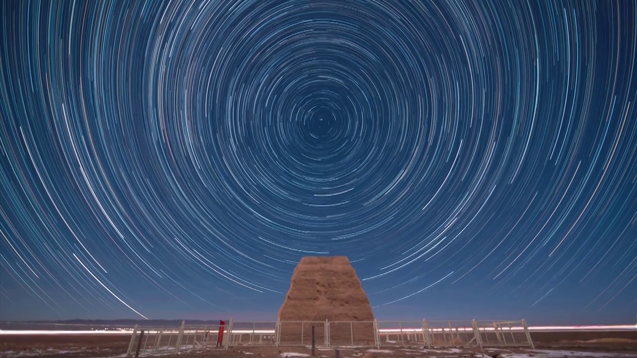 星空延时：新疆哈密星空下的长城烽熢遗址视频素材