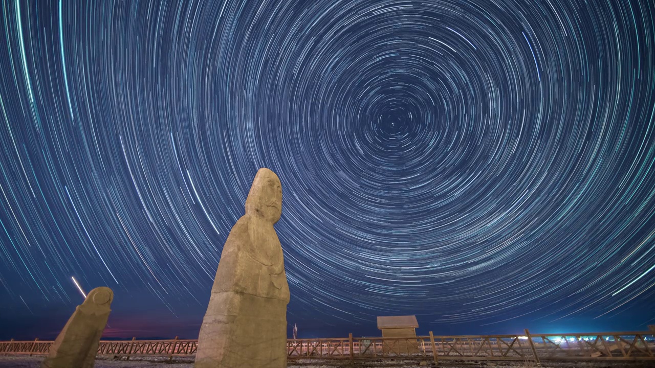 星空延时：新疆哈密巴里坤丝路石人与星轨视频素材