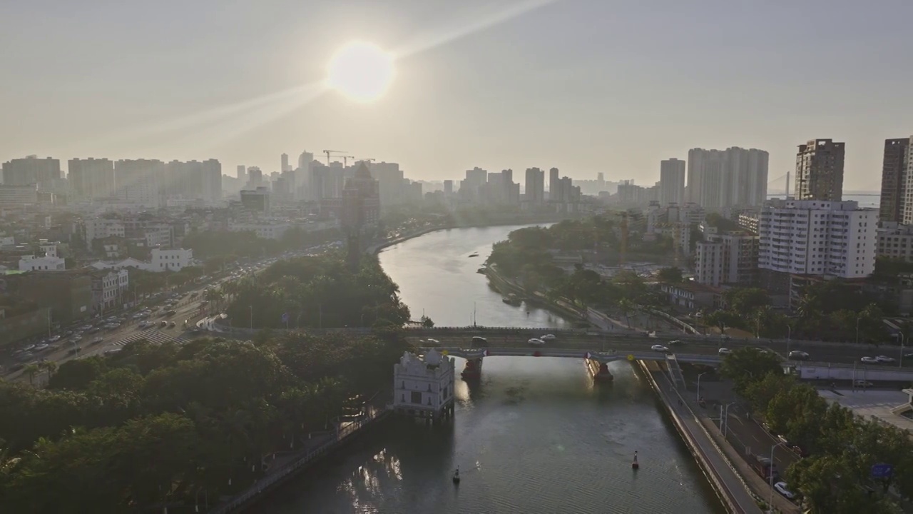 航拍海口市区海甸河落日视频素材