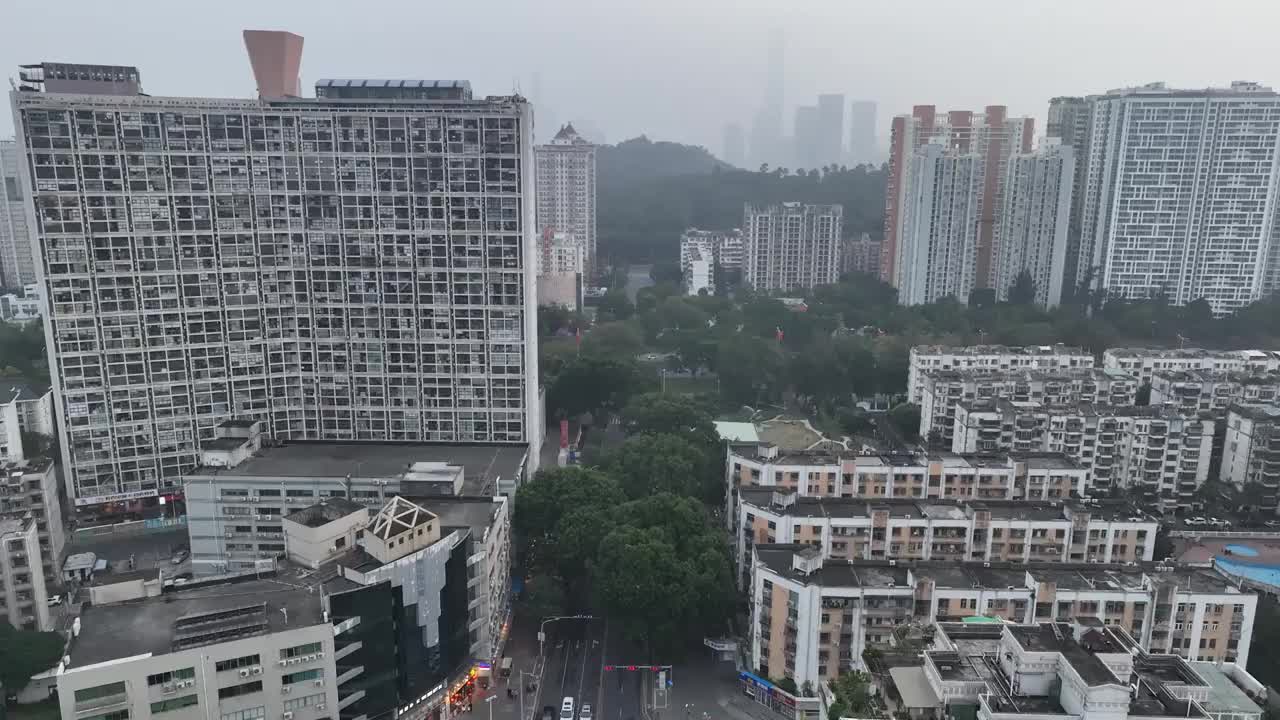 广东省深圳市福田区雾霾中的CBD市民中心与上梅林航拍视频素材