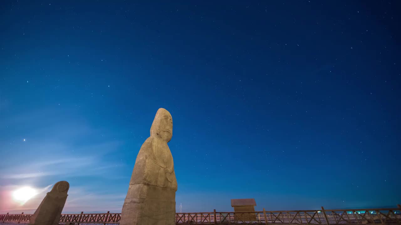 石人仰望星空-新疆哈密巴里坤斗转星移视频素材