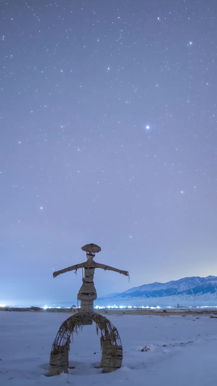 星空延时：新疆哈密巴里坤天山营地稻草人与星轨视频素材