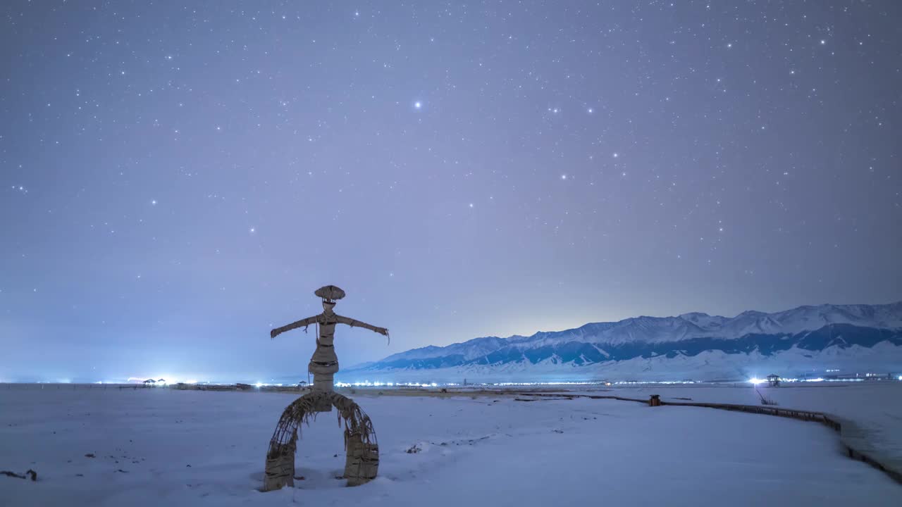 星空延时：新疆哈密巴里坤天山营地稻草人与星轨视频素材