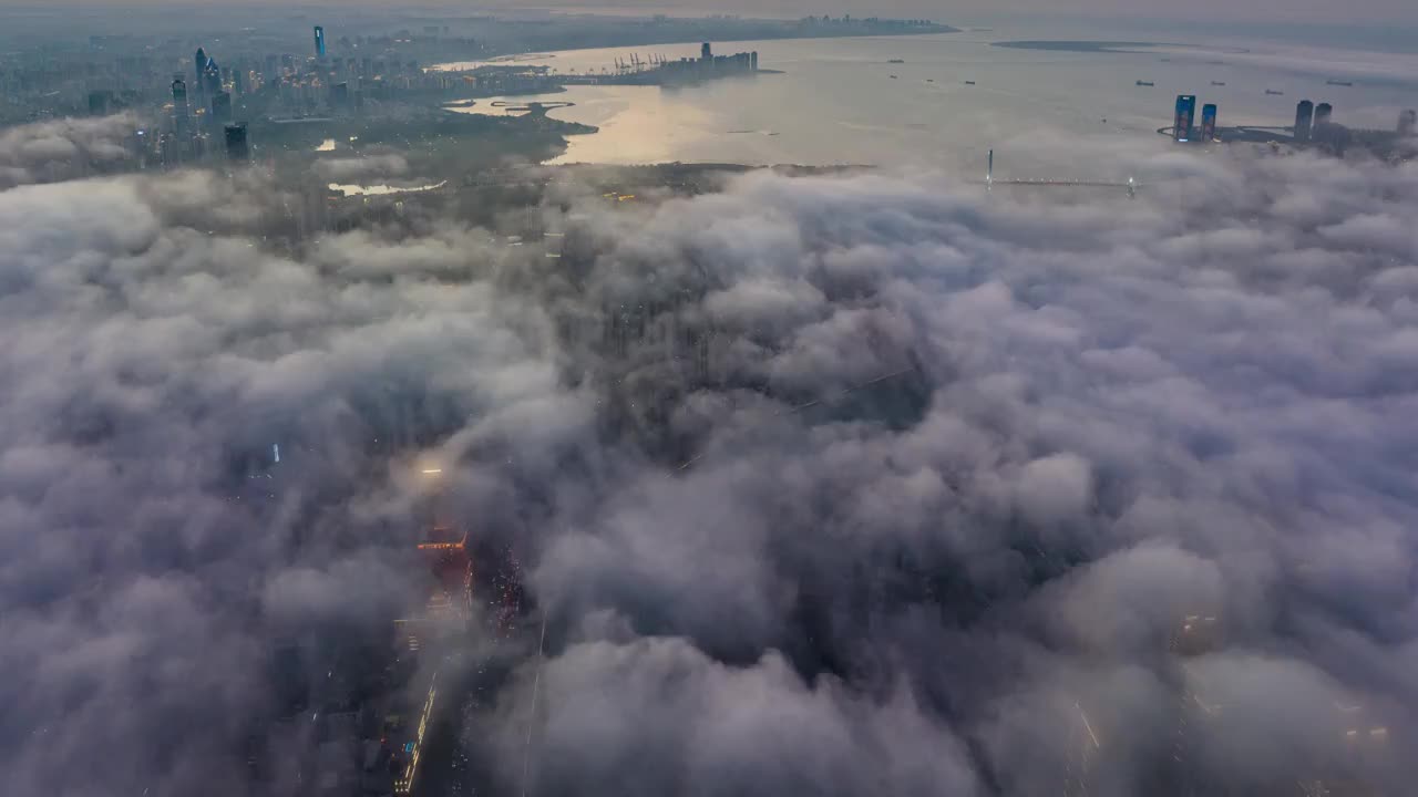 航拍黄昏下的平流雾城市延迟视频素材