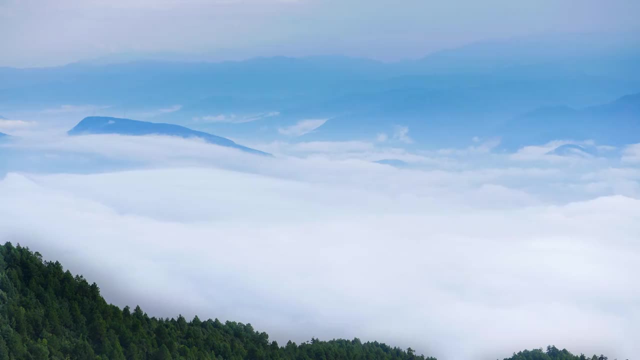 群山环抱中的村庄云海起落视频素材