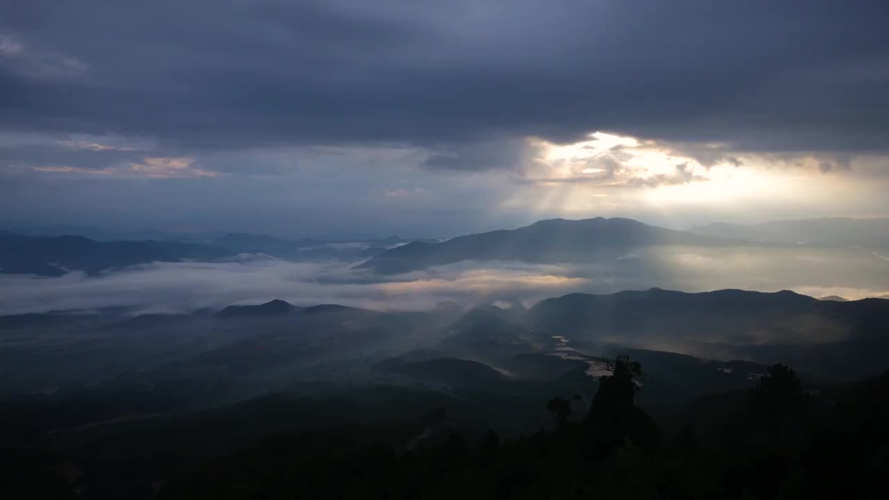 群山日出的丁达尔现象视频下载