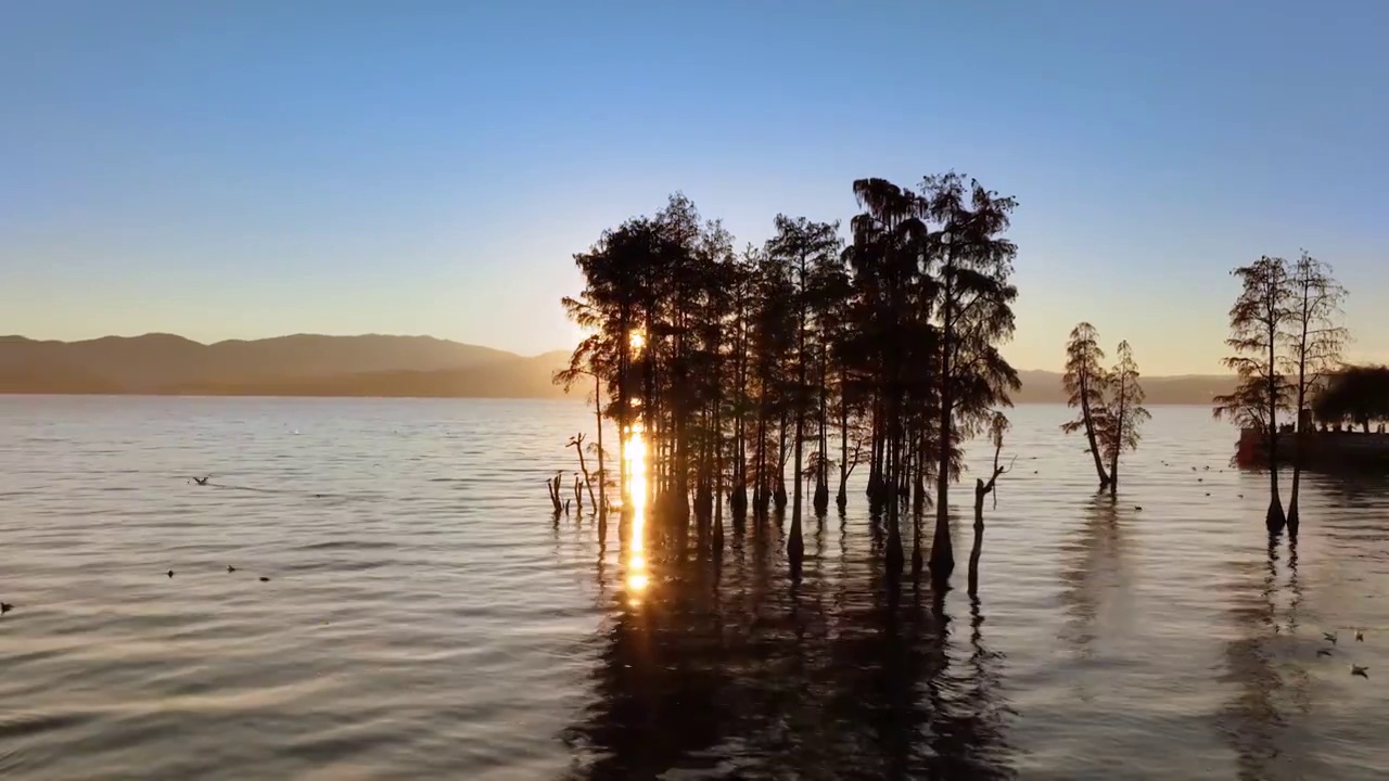 大理洱海边的日出视频素材