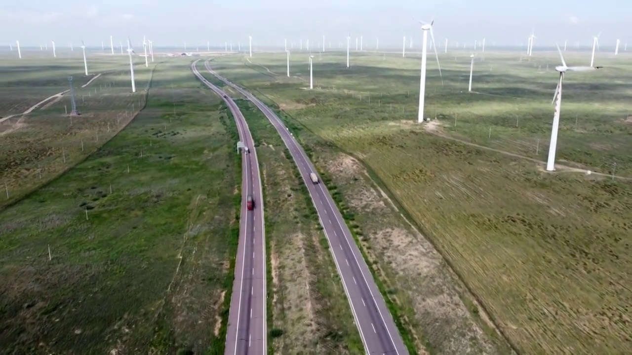 宁夏穿过风车田的高速公路视频素材