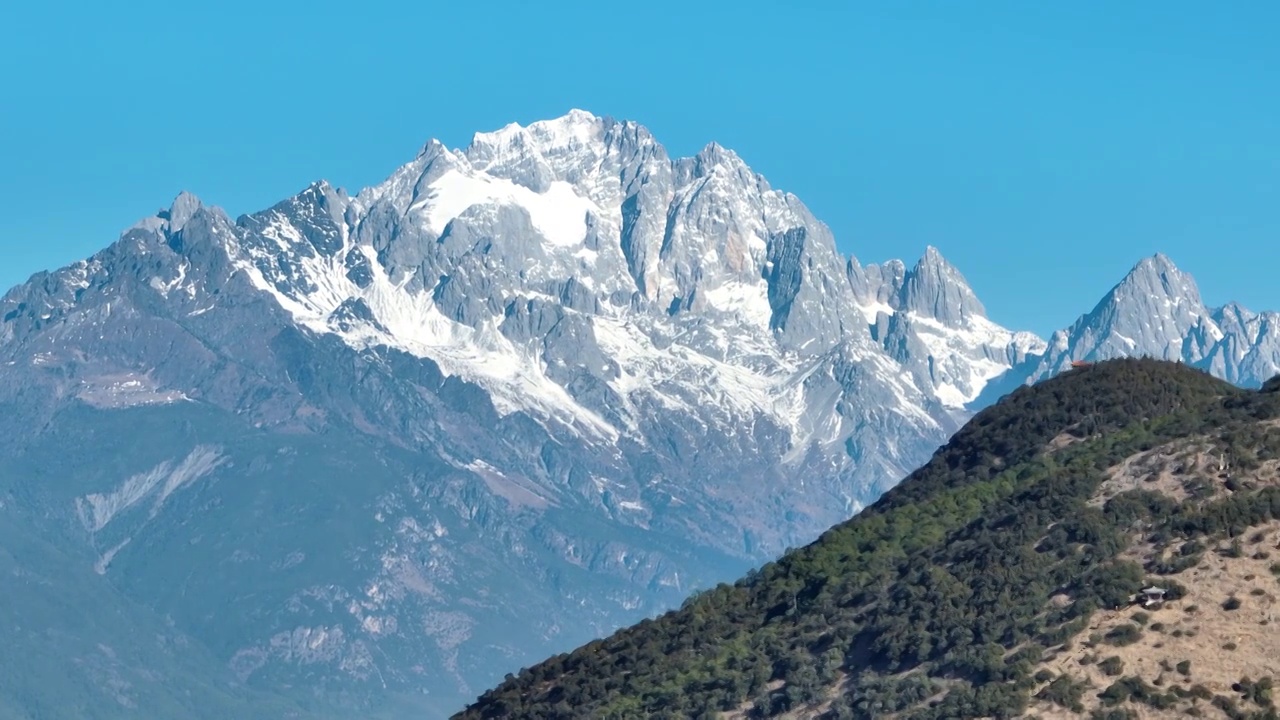 航拍空中远眺云南丽江玉龙雪山风景视频素材