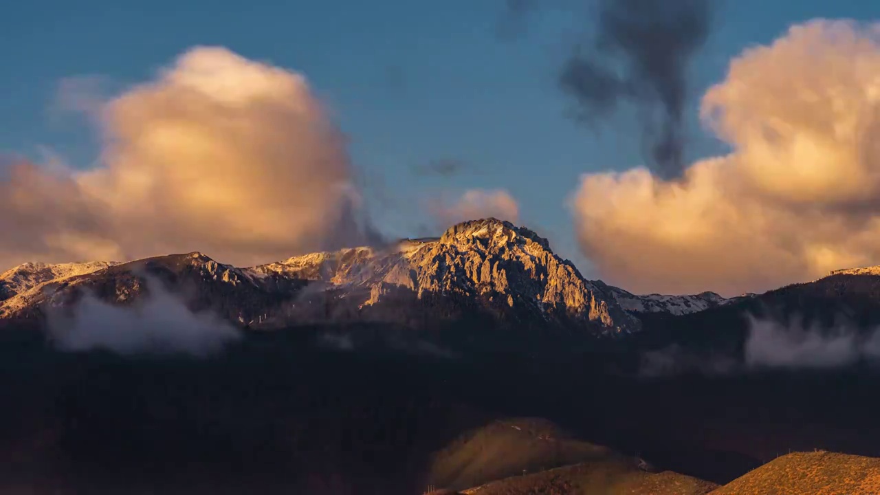 香格里拉石卡雪山朝霞延时视频素材