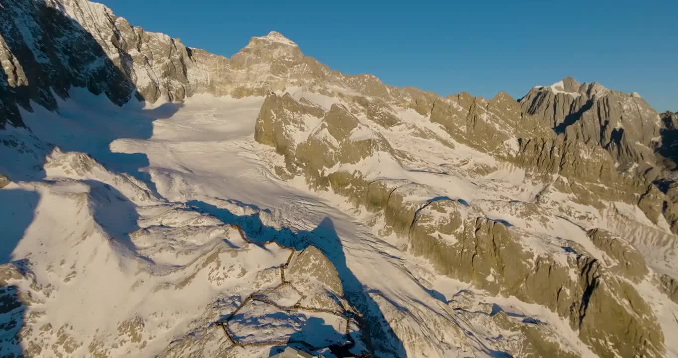 航拍空中远眺云南丽江玉龙雪山风景视频素材