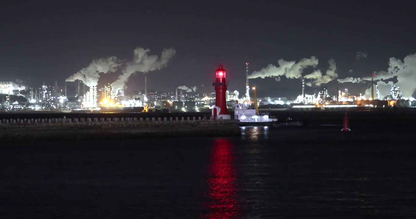 夜晚海岸港口灯塔和繁忙的码头工厂视频素材