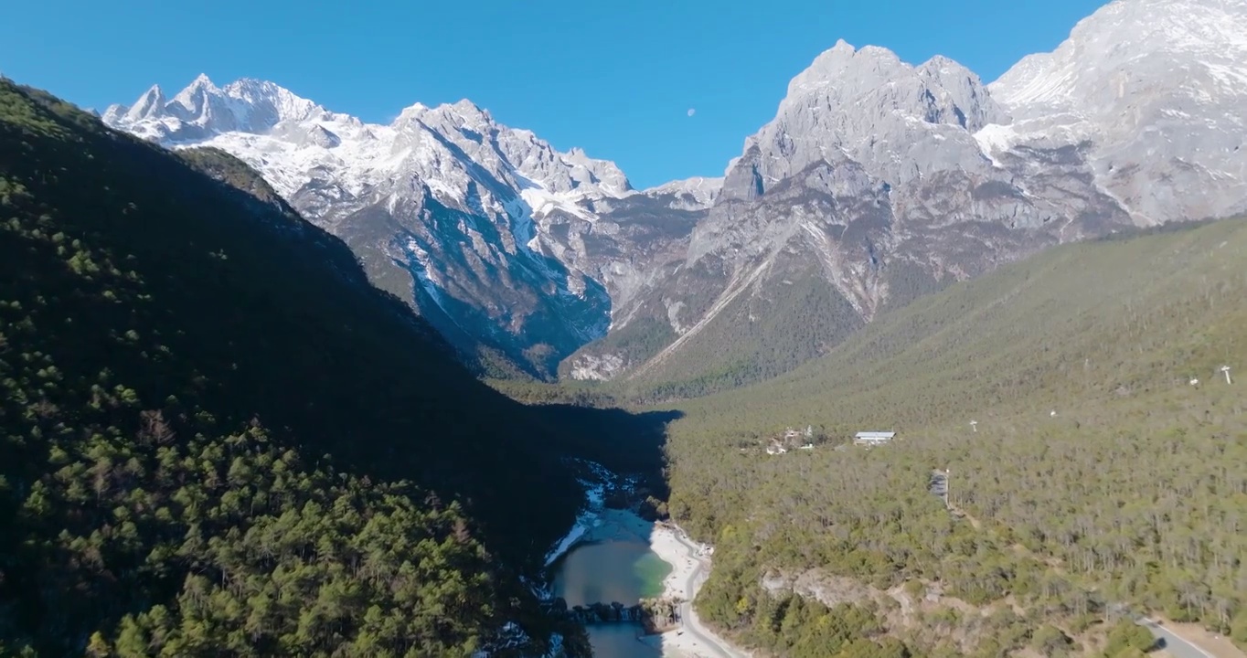 航拍空中鸟瞰云南丽江玉龙雪山下的蓝月谷景区风景视频素材