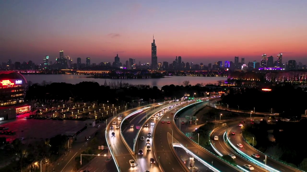 江苏南京城市主干道新庄立交桥和城市天际线夜景视频素材