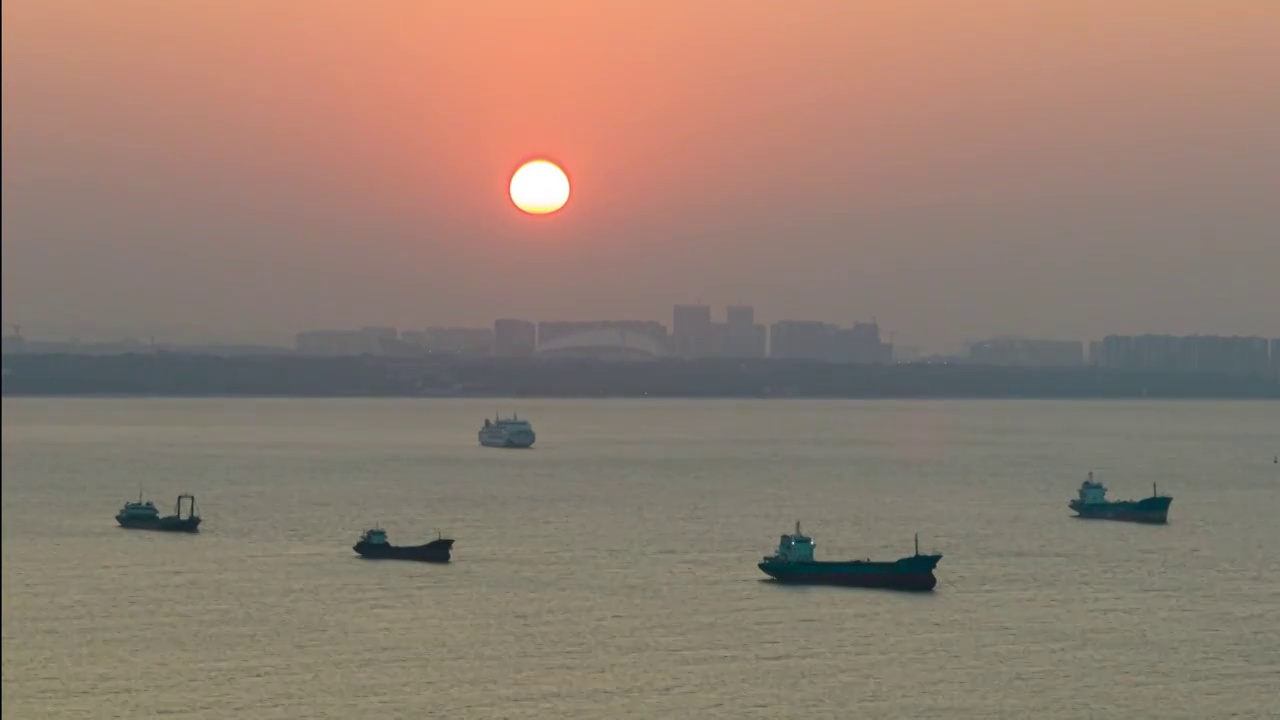 航拍落日下的港口大海延迟视频素材