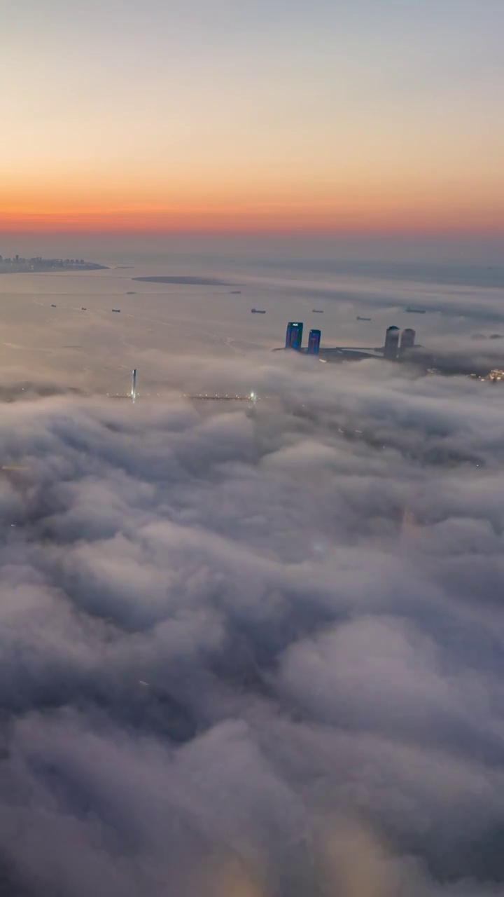 航拍云上都市黄昏平流雾延迟视频素材