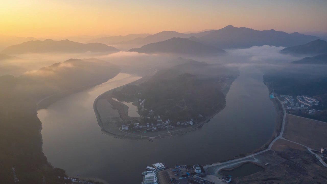 新安江大拐弯航拍日出云海延时视频素材