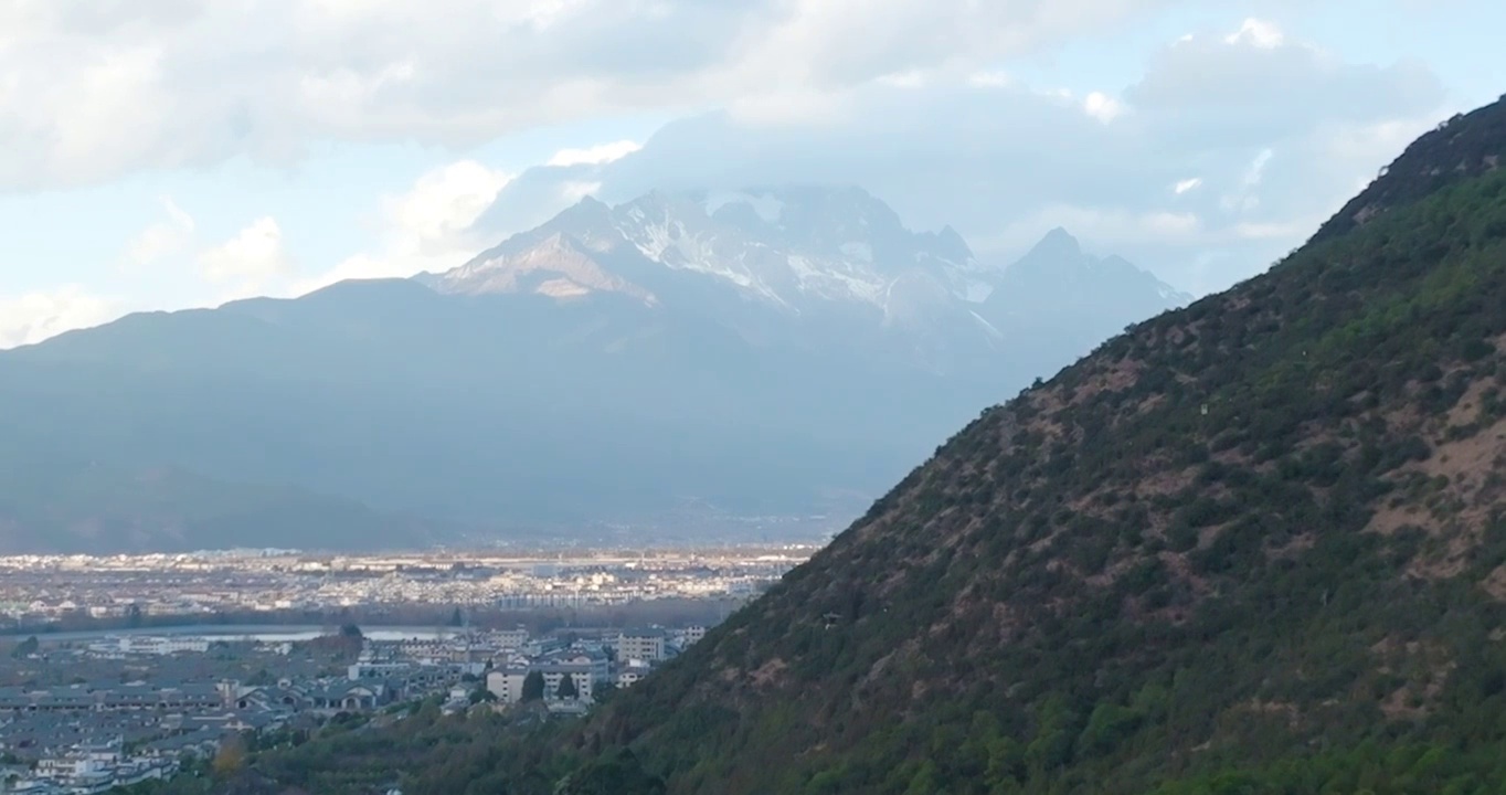 航拍空中远眺云南丽江玉龙雪山风景视频素材