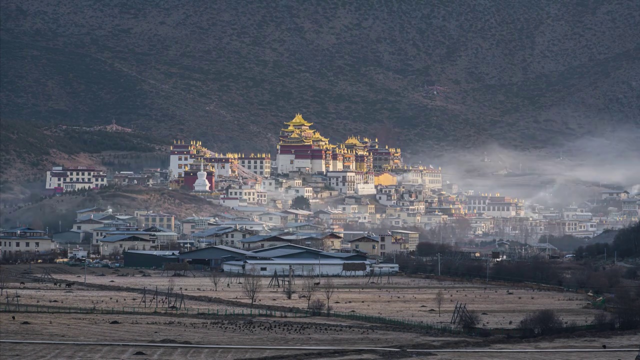 香格里拉市，噶丹·松赞林寺，晨雾，延时视频下载