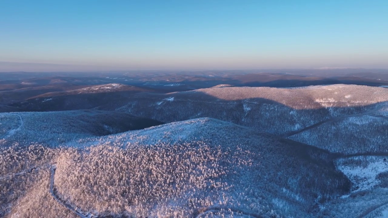 航拍暮色中的大兴安岭雪色山林视频素材