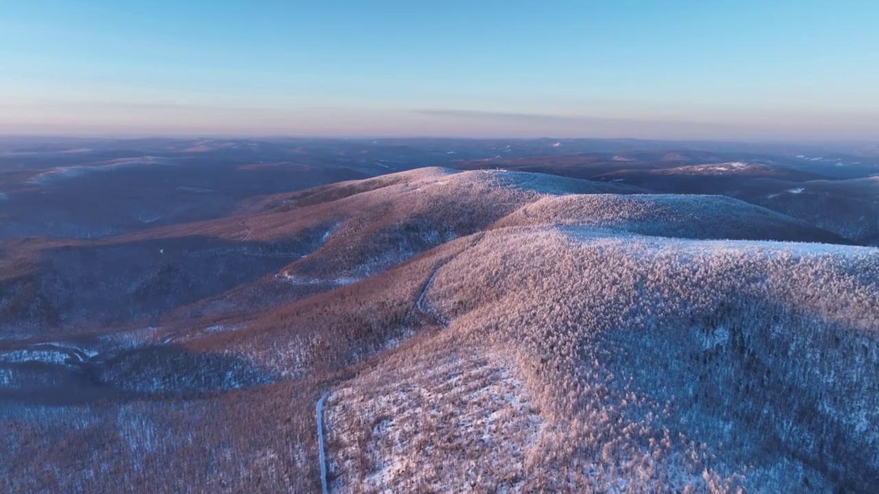 航拍暮色中的大兴安岭雪色山林视频素材