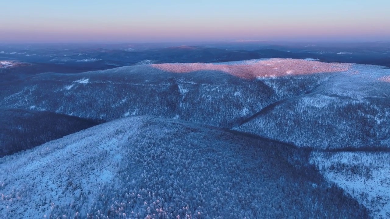 航拍暮色中的大兴安岭雪色山林视频素材