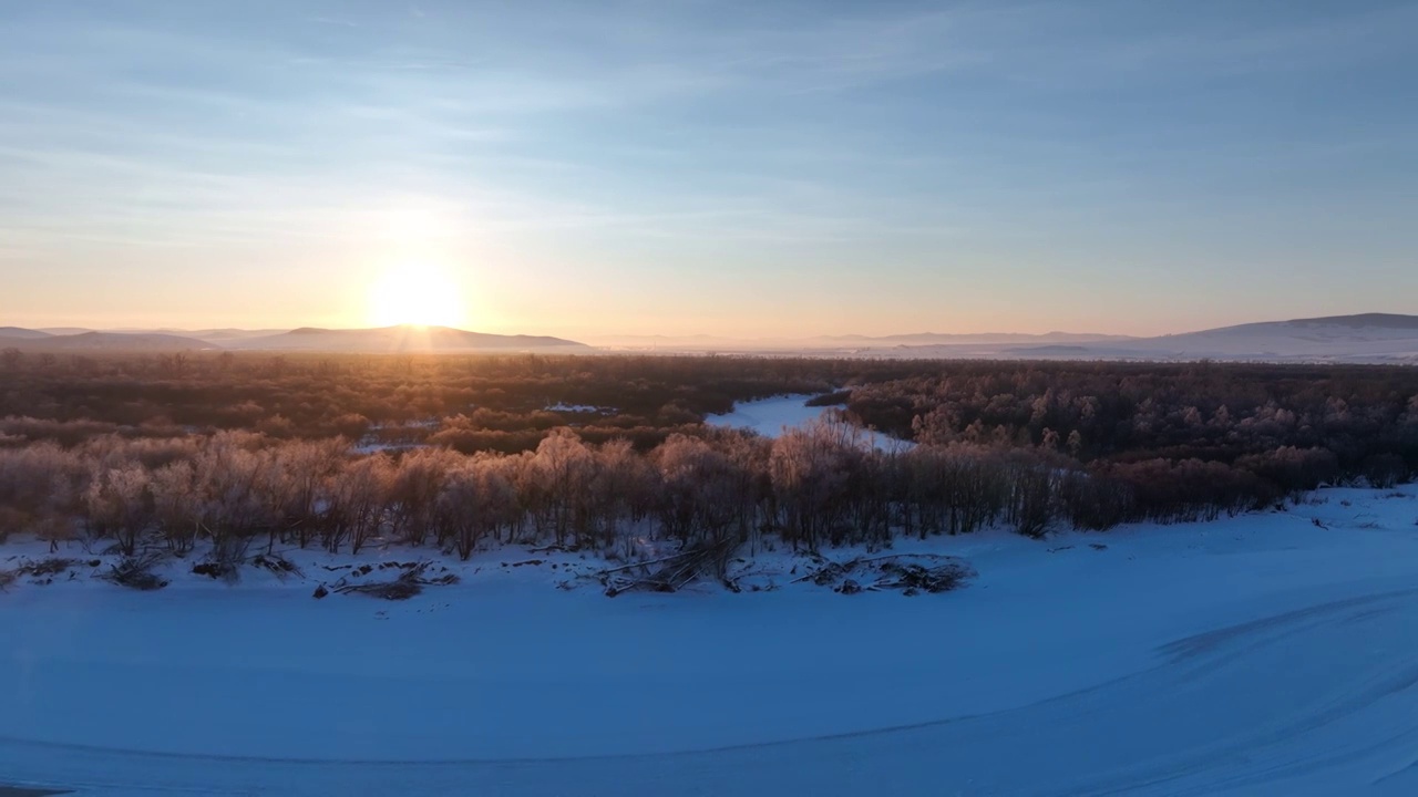 航拍冬季丛林河湾雪景朝阳视频素材