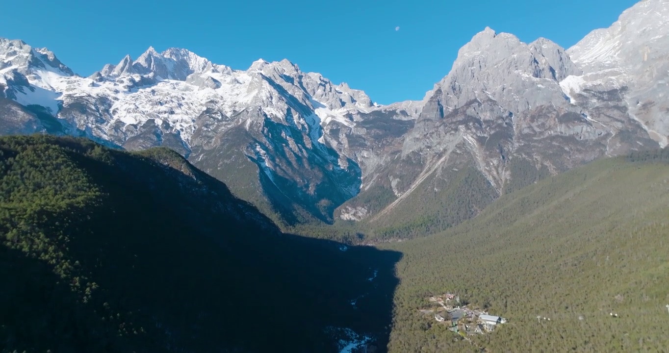 航拍空中鸟瞰云南丽江玉龙雪山下的蓝月谷景区风景视频素材