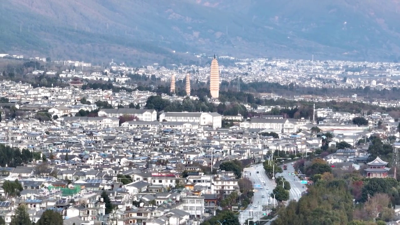 航拍空中鸟瞰云南苍山洱海边的大理古城崇圣寺三塔文化旅游区视频素材