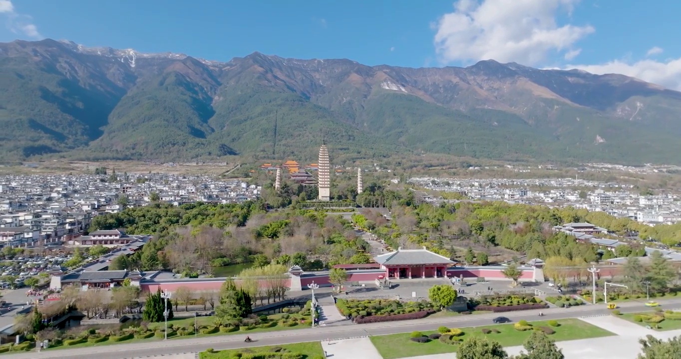 航拍空中鸟瞰云南苍山洱海边的大理古城崇圣寺三塔文化旅游区视频素材