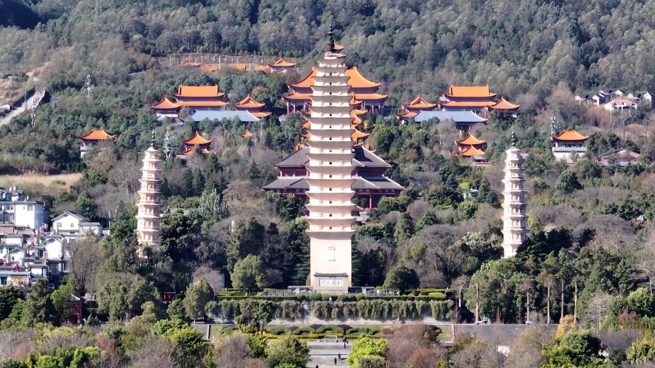 航拍空中鸟瞰云南苍山洱海边的大理古城崇圣寺三塔文化旅游区视频素材