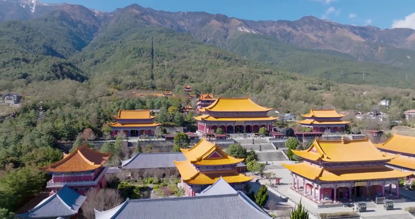 航拍空中鸟瞰云南苍山洱海边的大理古城崇圣寺三塔文化旅游区视频素材