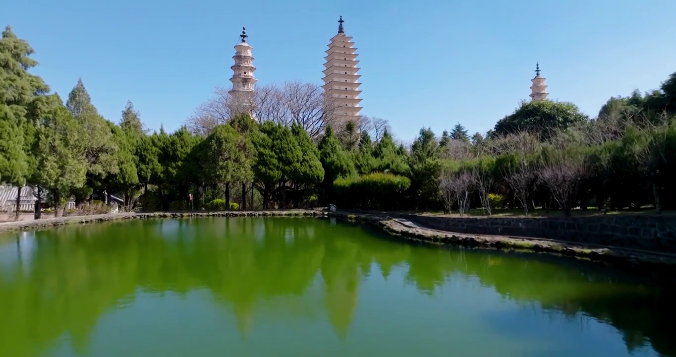 航拍空中鸟瞰云南苍山洱海边的大理古城崇圣寺三塔文化旅游区视频素材