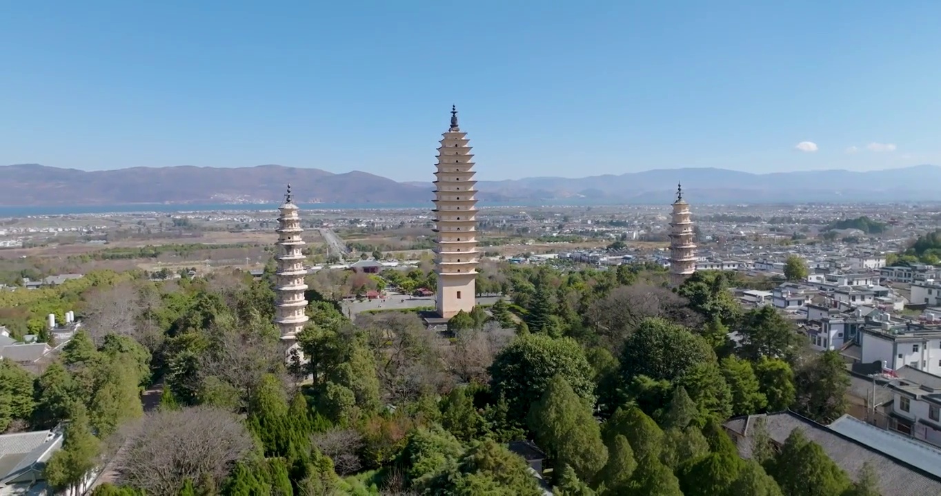 航拍空中鸟瞰云南苍山洱海边的大理古城崇圣寺三塔文化旅游区视频素材