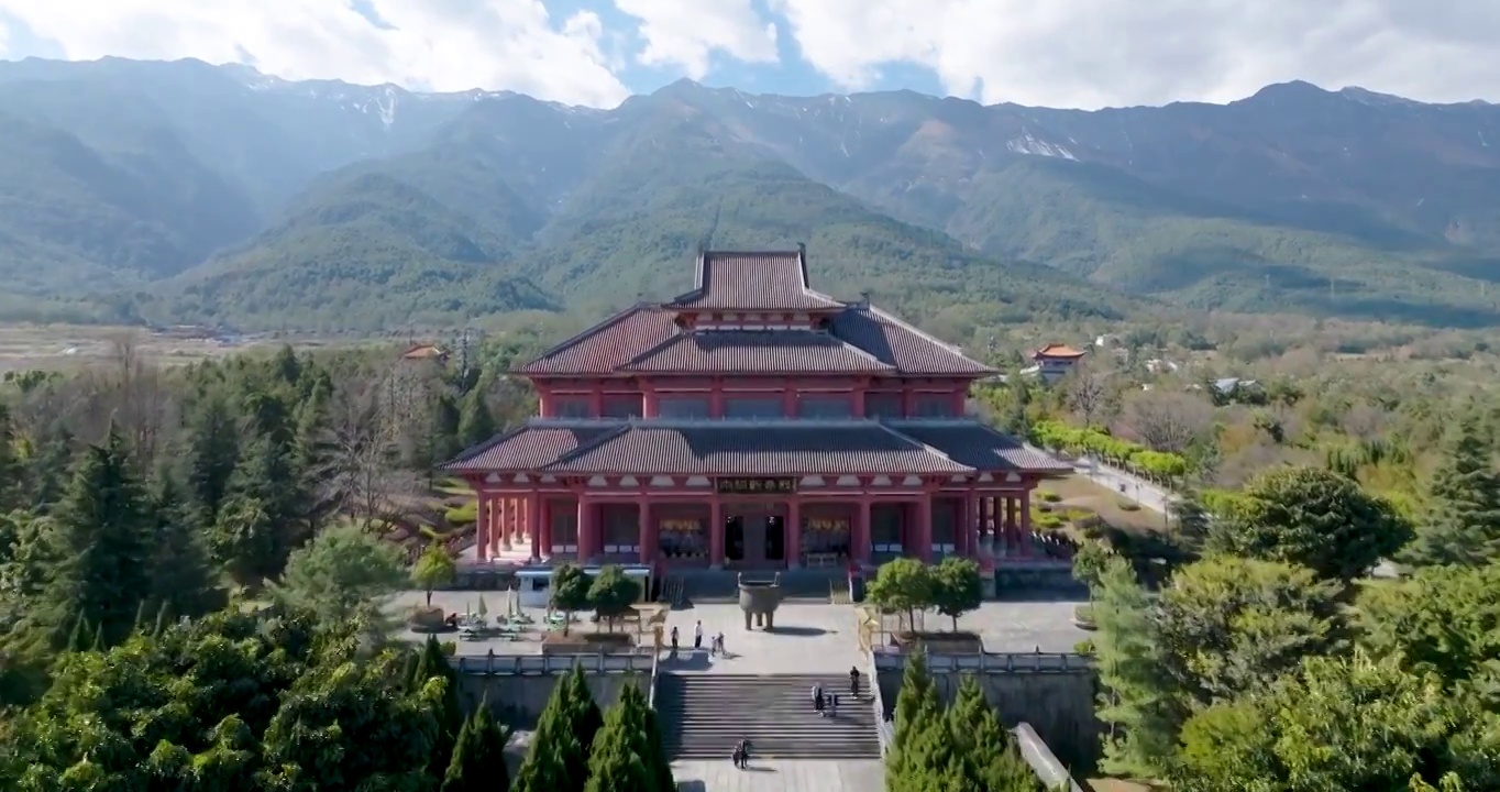 航拍空中鸟瞰云南苍山洱海边的大理古城崇圣寺三塔文化旅游区视频素材