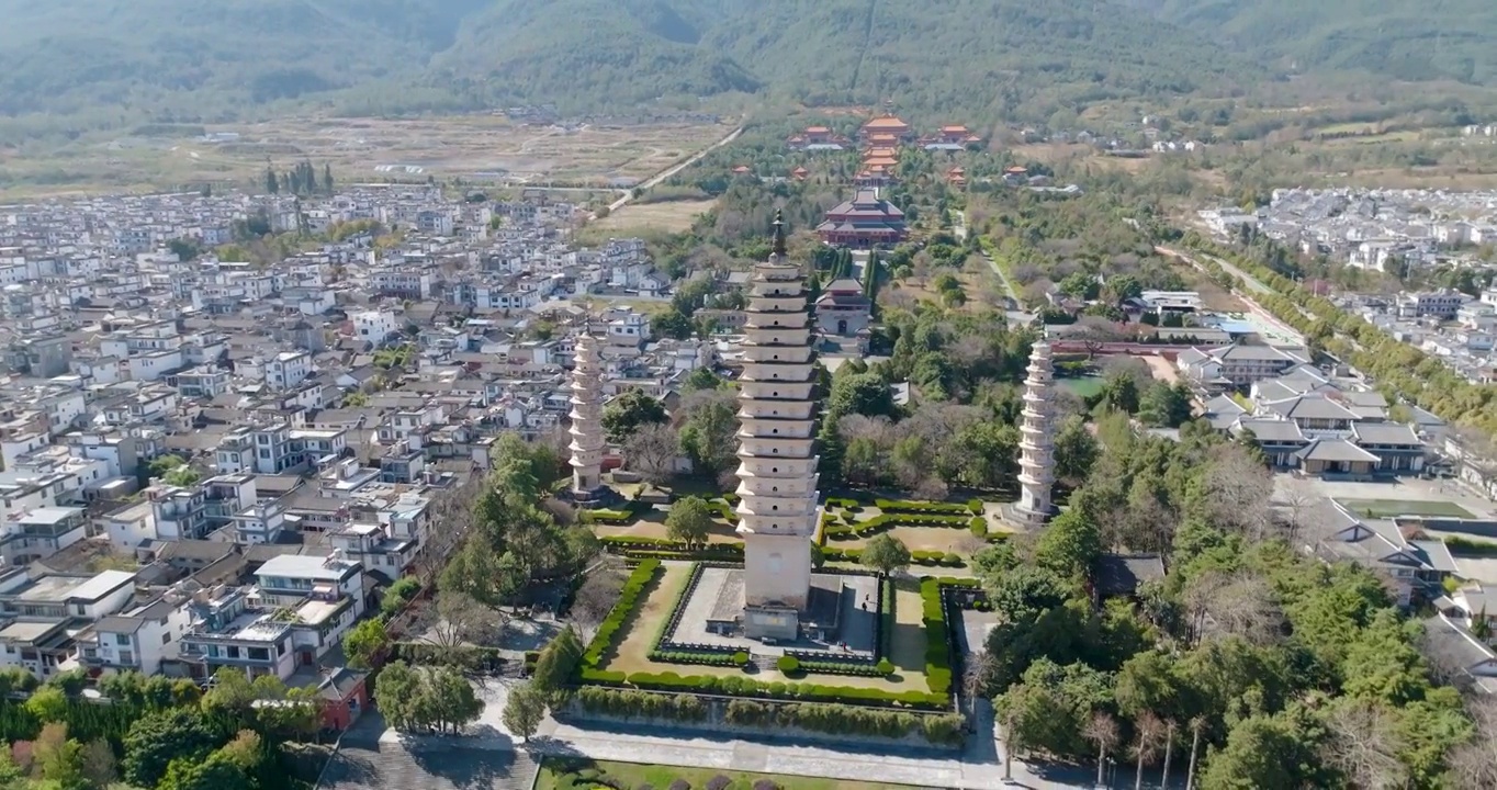 航拍空中鸟瞰云南苍山洱海边的大理古城崇圣寺三塔文化旅游区视频素材