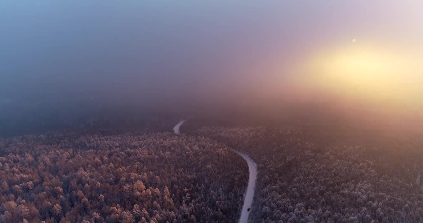 航拍冬季山林雾凇晨雾朝阳视频素材