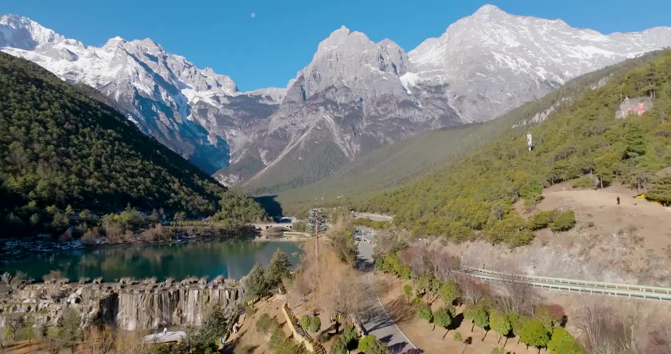 航拍空中鸟瞰云南丽江玉龙雪山下的蓝月谷景区风景视频素材