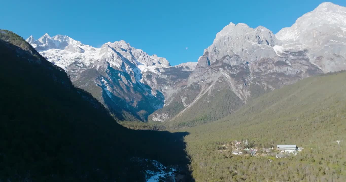 航拍空中鸟瞰云南丽江玉龙雪山下的蓝月谷景区风景视频素材