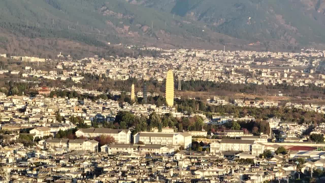 航拍空中鸟瞰云南苍山洱海边的大理古城崇圣寺三塔文化旅游区视频素材