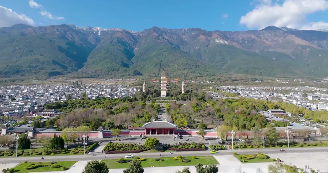 航拍空中鸟瞰云南苍山洱海边的大理古城崇圣寺三塔文化旅游区视频素材