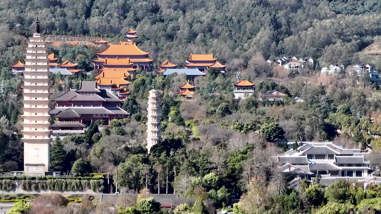 航拍空中鸟瞰云南苍山洱海边的大理古城崇圣寺三塔文化旅游区视频素材