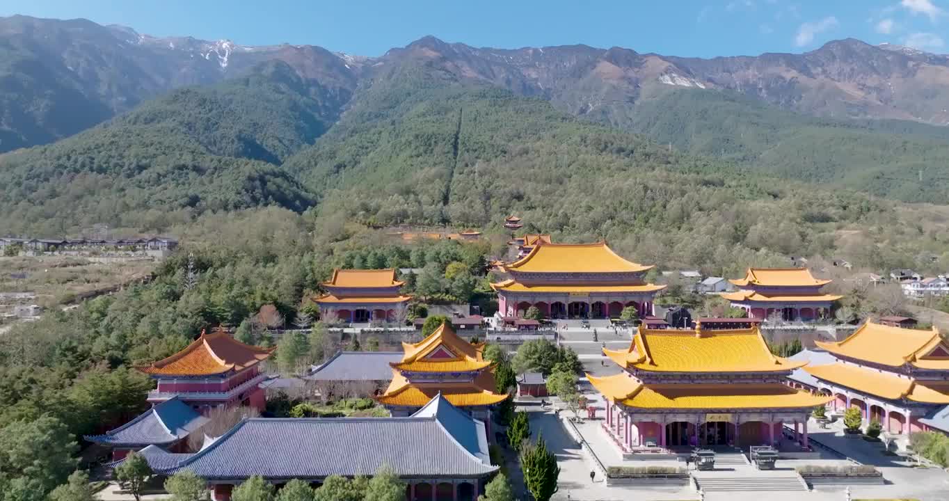 航拍空中鸟瞰云南苍山洱海边的大理古城崇圣寺三塔文化旅游区视频素材