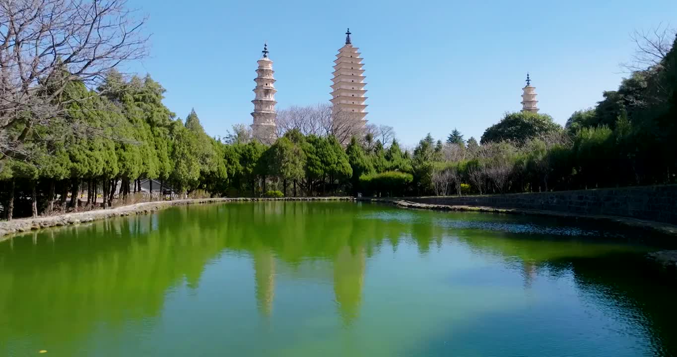 航拍空中鸟瞰云南苍山洱海边的大理古城崇圣寺三塔文化旅游区视频素材