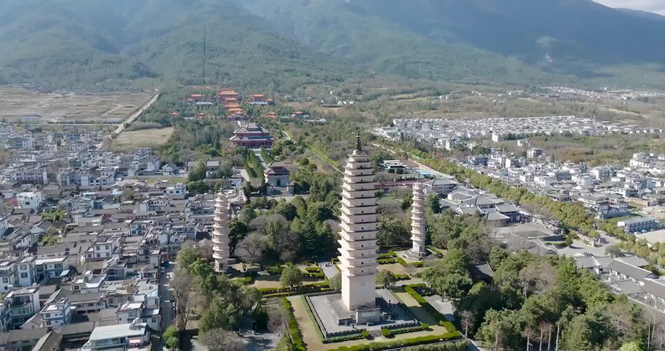 航拍空中鸟瞰云南苍山洱海边的大理古城崇圣寺三塔文化旅游区视频素材